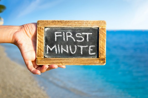 Wakacje first minute - co to znaczy?