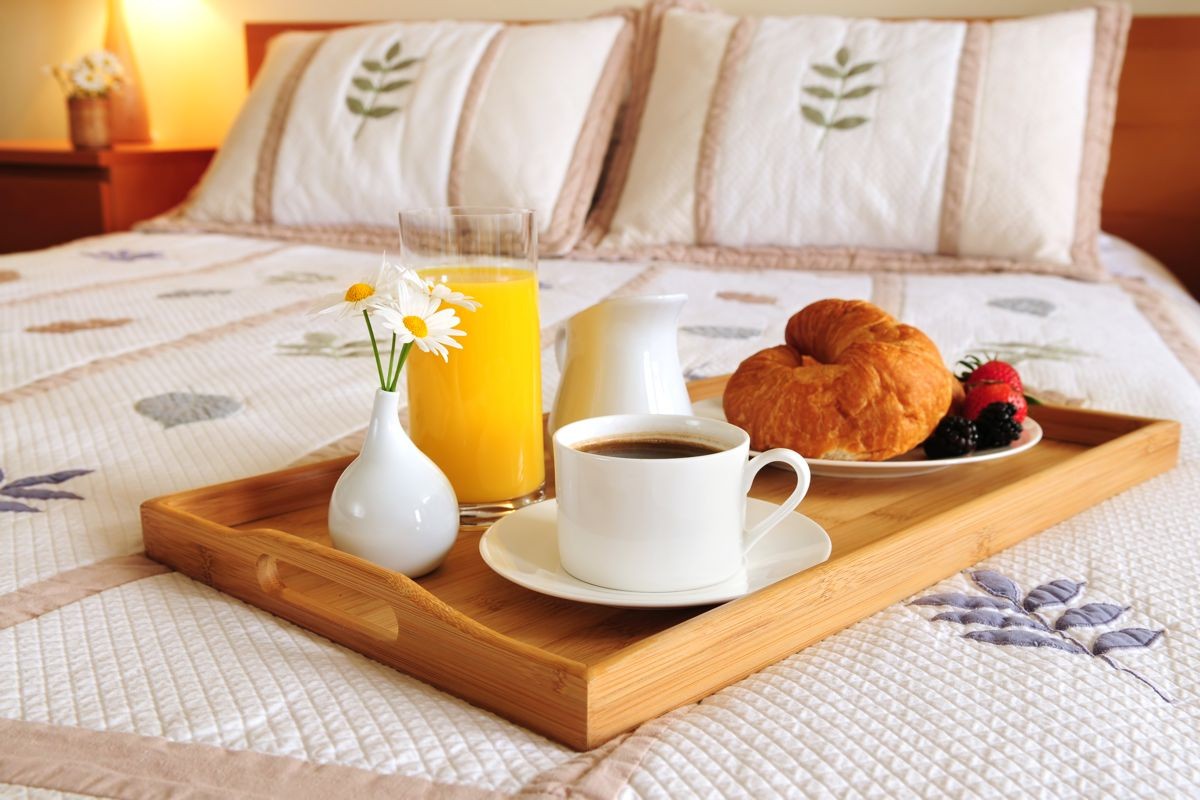 Śniadanie w hotelowym pokoju