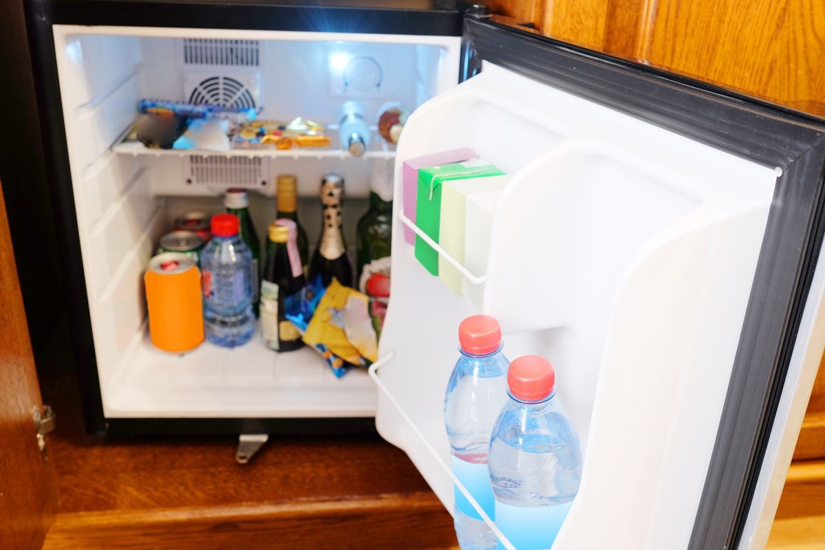 Mini bar w pokoju hotelowym