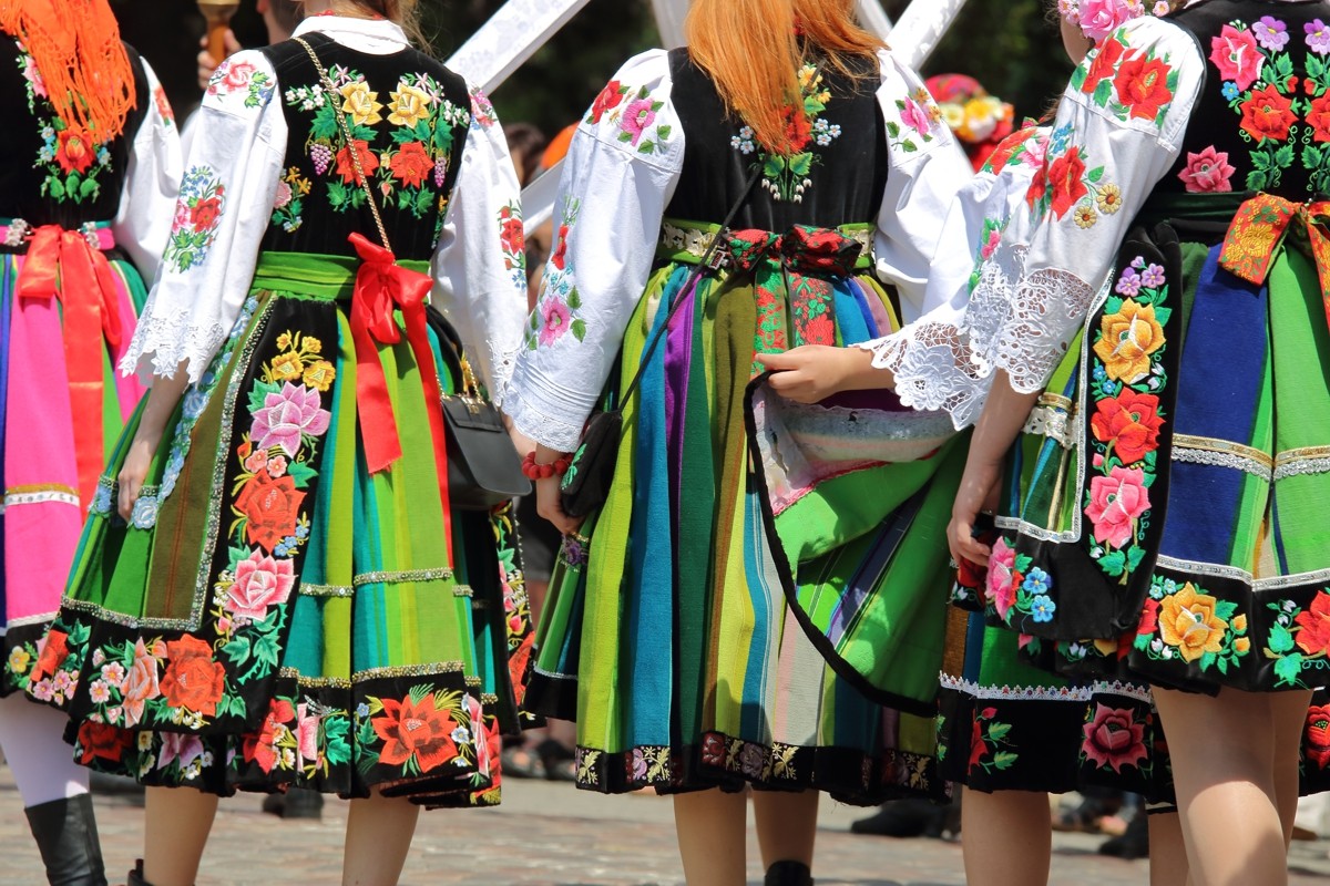 Walory kulturowe - dziewczyny w regionalnych, tradycyjnych strojach łowickich