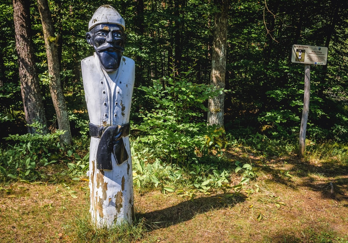 Pomnik Białego Chłopa w pobliżu rezerwatu przyrody Jasne we wsi Siemiany na Mazurach