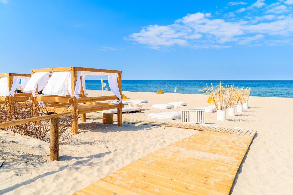 Fot. Plaża — miejscowość Jastarnia — atrakcja dla turystów