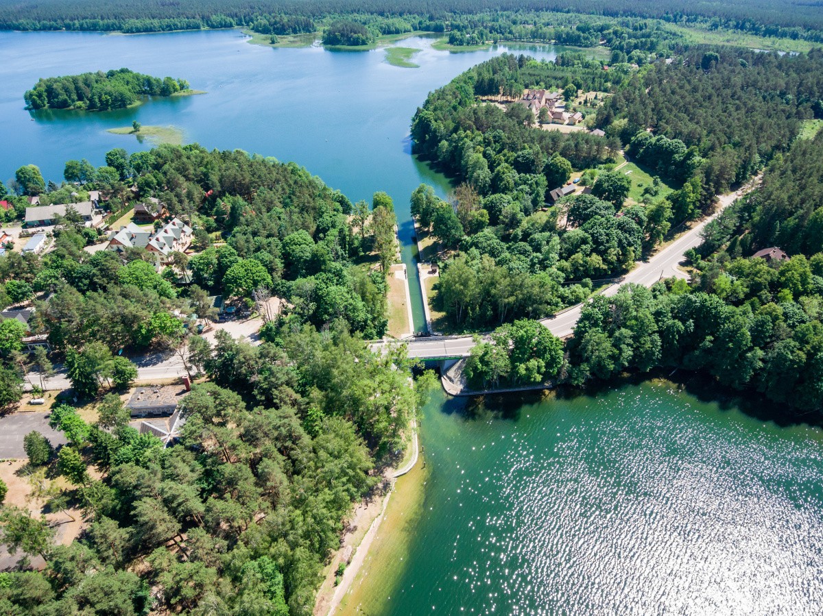 Widok z lotu ptaka na śluzę Przewięź, jezioro Białe Augustowskie oraz jezioro Studziennicze