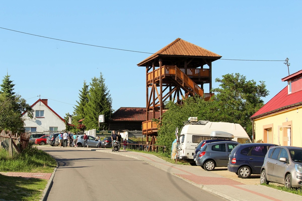 Wieża widokowa z widokiem na jezioro Jeziorak