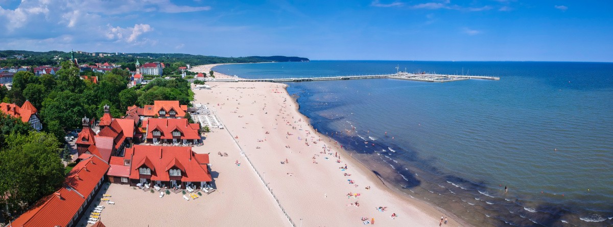Panorama szerokiej plaży w Sopocie